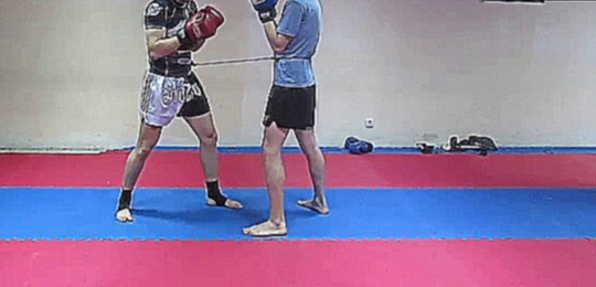 Видеоклип Как не бояться драться - наработка средней дистанции в боксе и Муай Тай 
