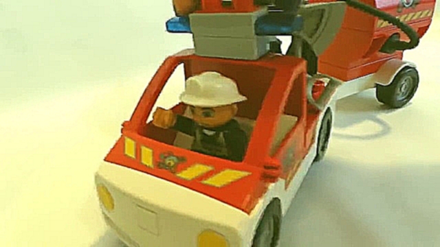 Пожарная машина спешит на вызов в городе Лего. Мультфильм про машинки. 