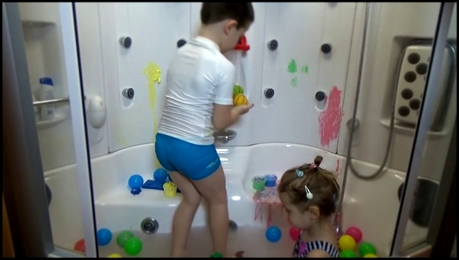Катя купается в ванной с красками и игрушками для ванной Bath time with paints and toys for bath 