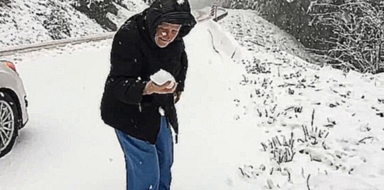 101 летняя старушка радуется снегу  