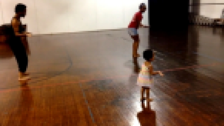 Маленькая девочка дает урок хореографии взрослым. Это лучший учитель танцев! 