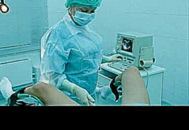 woman gynecologist in surgical gloves examines a girl/женщина гинеколог в хирургических перчатках 