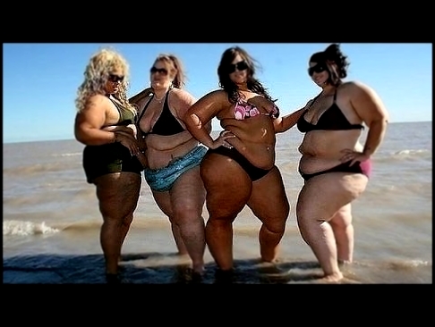 Толстухи на пляже и дома. Fat women on the beach. 
