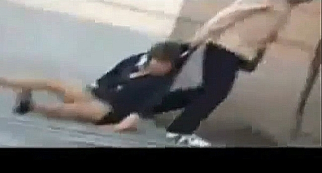 18+ Пьяную женщину волокут по тротуару. Шокирующее видео. Шокирующий ролик. +#$@*. 