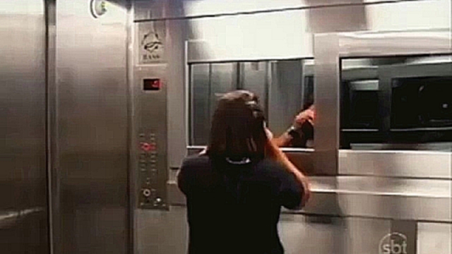 Скрытая камера в лифте. ТВ Бразилия 