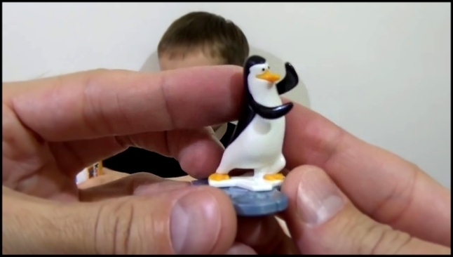 Пингвины Мадагаскар Киндер сюрприз игрушки распаковка Kinder surprise Penguins eggs toys 