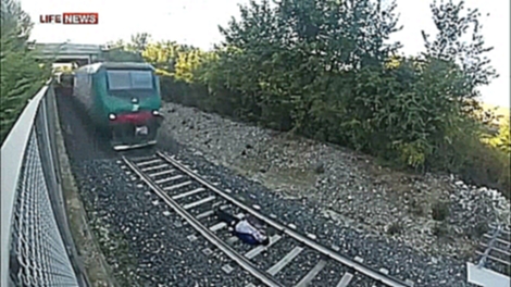 Подросток лег под несущийся поезд ради экстремального видео  