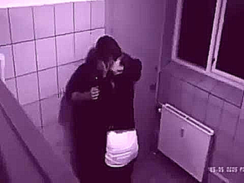 В Англии в одном из ночных клубов, камера в мужском туалете зафиксировала, как выпившая девушка прис 