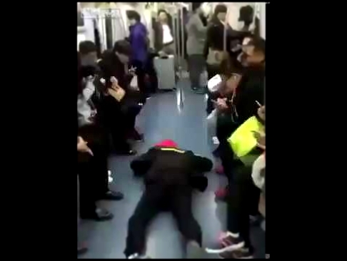 В московском метро никто бы не встал со своего места 