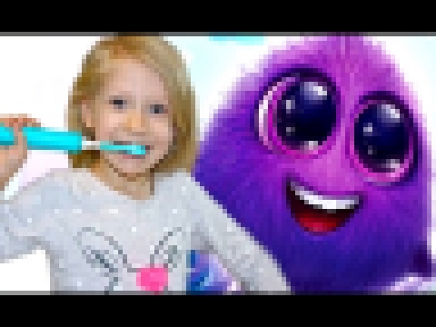 Милана чистит зубы и играет с милым и смешным зверьком Спаркли развлекательное видео от FFGTV 