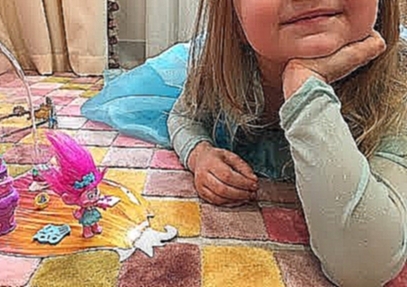 Кристина - Эльза распаковывает игрушку Розочку из мультика Тролли! 