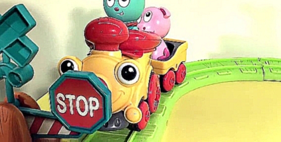 Паровозик с зайчиком Бани и Даник играют в железную дорогу - Train set Bunny Ouaps. Toy train 