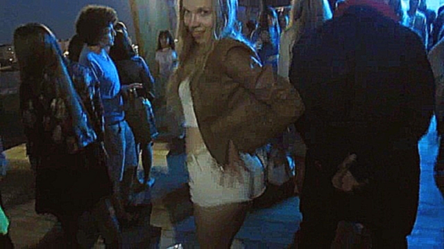 Видеоклип Блондинка танцует под Шакиру в клубе! 
