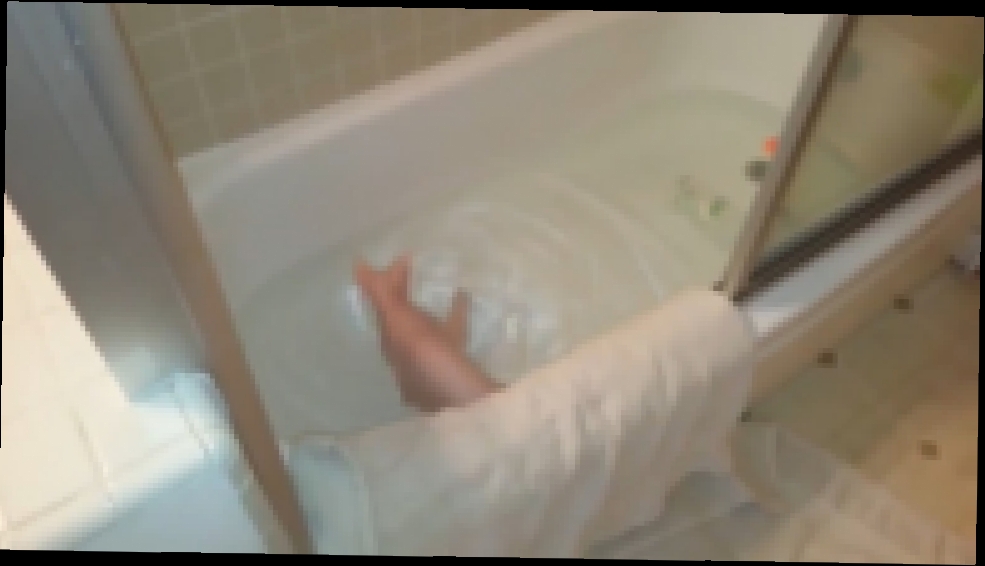 Сфинкс плескается в ванне 