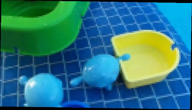 Видеоклип Развивающий мультфильм для малышей с игрушками для ванной. Маленькие звери катаются на лодочках 