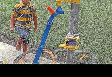Рома играет с Паровозиком Томас, видео для детей / Roma plays with a toy train Thomas 