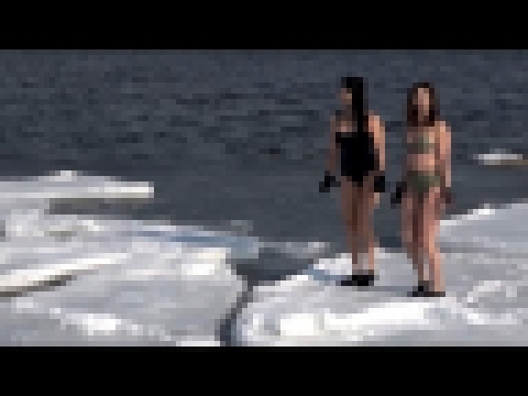Несколько девушек из Приморья устроили купание в ледяном море 