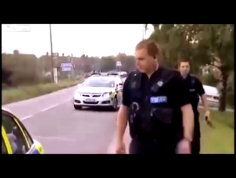 Полицейские дерутся на улицах 
