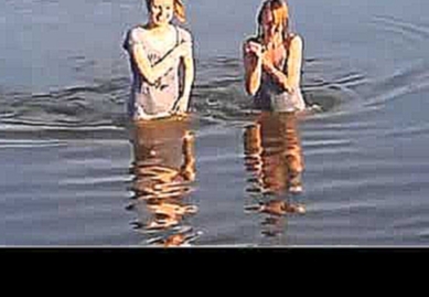 Выпускницы плавают в реке 