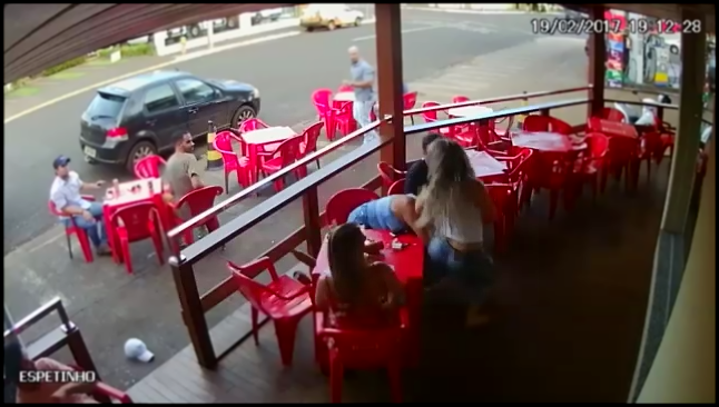 Жена заметила мужа в кафе с любовницей 
