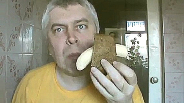 Видео Новый способ поедание банана и хлеба — Геннадий Горин кушает банан и хлеб, супер 