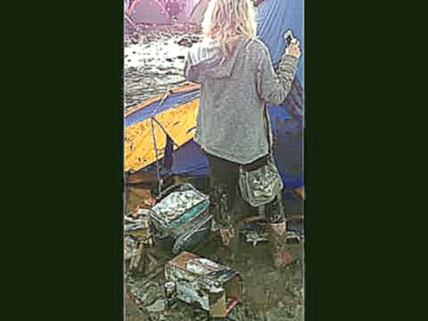 Пьяный фестиваль. Девушка уничтожает палатку и падает в собственную мочу 