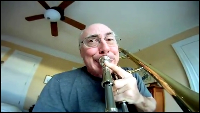 Мужчина играет на трубе 
