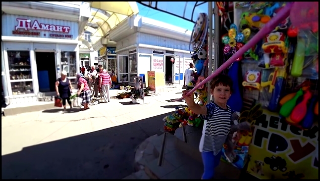 Видеоклип Рынок в Украине. Смешные цены на клубнику. Папа попал в сачок для бабочек. Советуем посмотреть! 