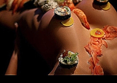 Японская традиция есть суши с голой девушки 