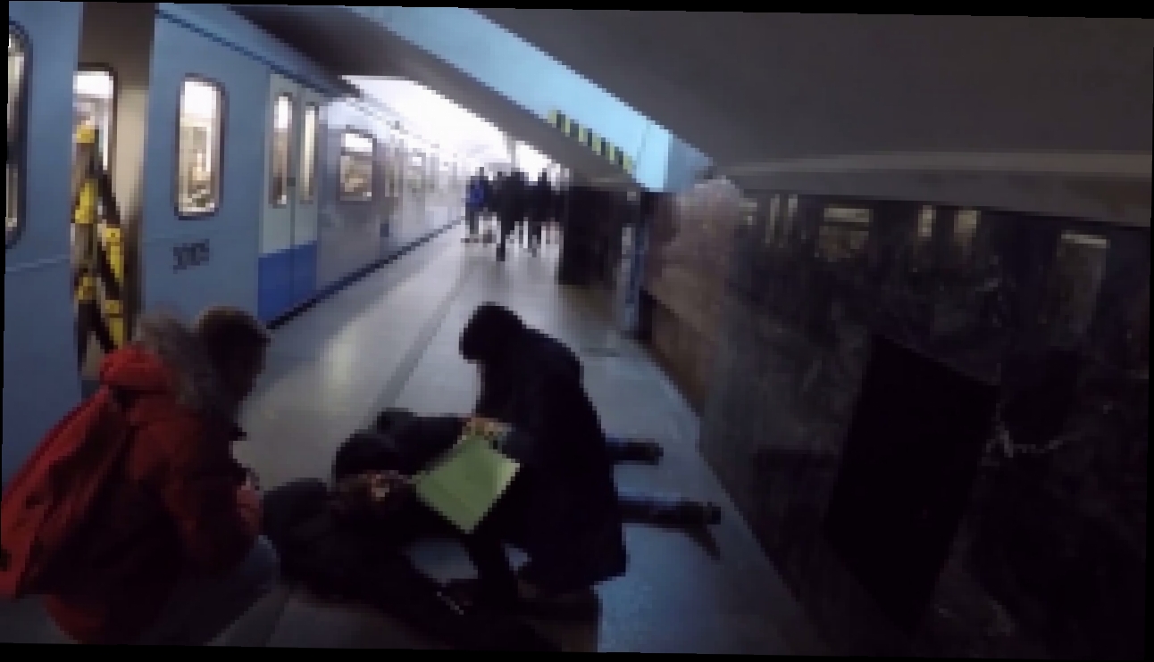 Неизвестный толкнул парня под поезд в метро 