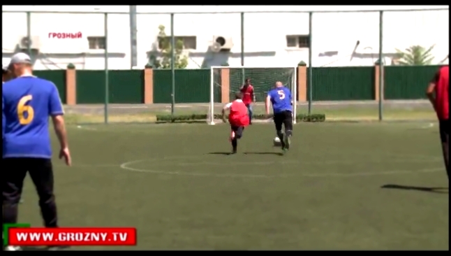 Видеоклип Наркополицейские сыграли в  футбол  против трудных подростков 