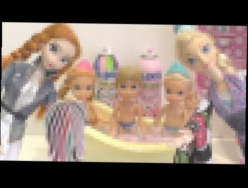 Мультик с куклами Эльза купает детей в ванне с пеной 