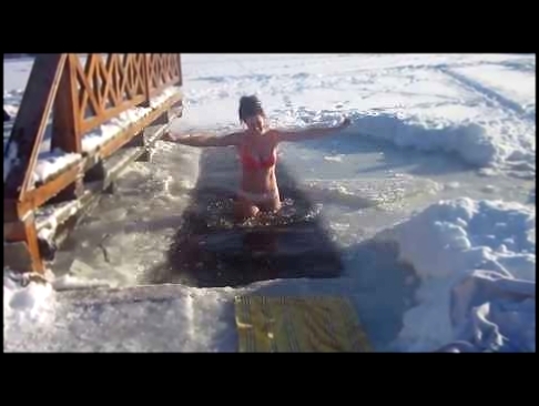 Купание на Крещение в проруби 2014. Температура воздуха -22'/ice swimming/bathing 