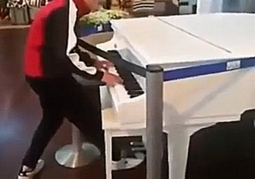 Видеоклип Парень в аэропорту проходил мимо рояля и решил сыграть... 