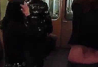 Пьяные девки целуются в метро 