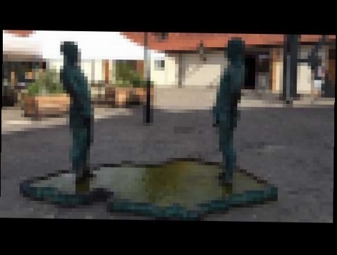 Давид Черный. Скульптура-фонтан &quot;Писающие мужчины&quot; в Праге 