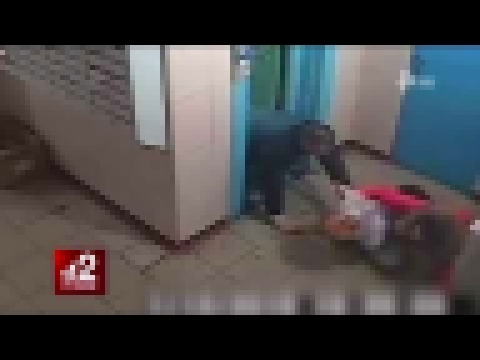 В Курске Мужчина Напал на Девушку в Лифте. Видео со Скрытой Камеры 