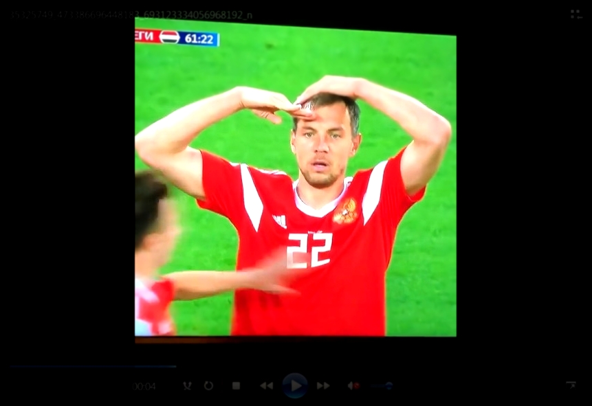 Харламов и Батрудинов после третьего гола России в ворота Египта 
