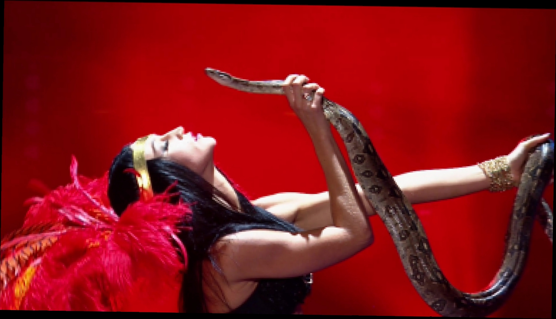 Видеоклип Я смогу: Ольга Бузова танцует со змеей 