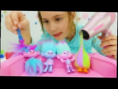 Детское видео. Игрушки из мультика Тролли в салоне красоты 