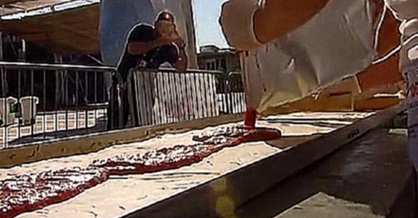 Видеоклип В Италии испекли самую длинную пиццу в мире 