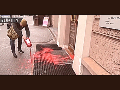 Protesters vandalize &amp; try to break into Russian banks in Kiev 