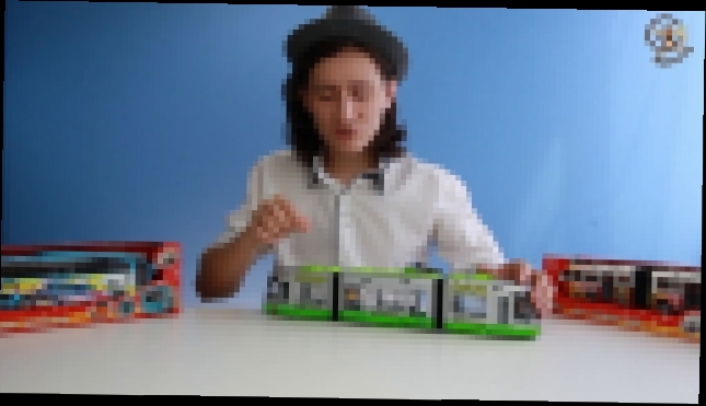 Видеоклип Открываем игрушки машинки. Городской трамвай с гармошкой. МанкиИгрушки 