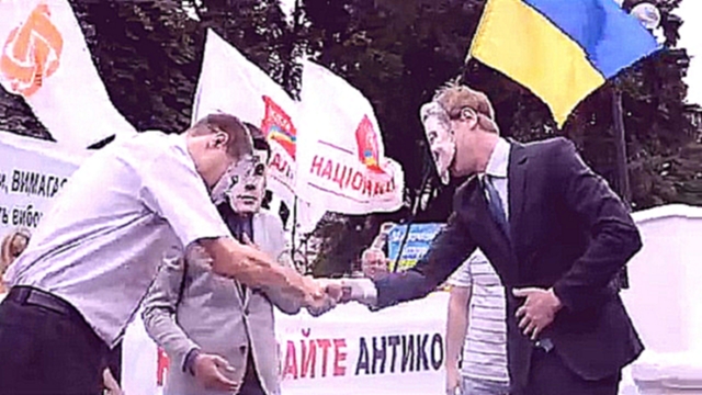 В Киеве под Раду принесли трехметровый унитаз Порошенко 