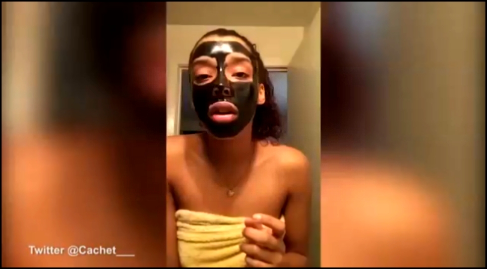 Девушка снимает маску 