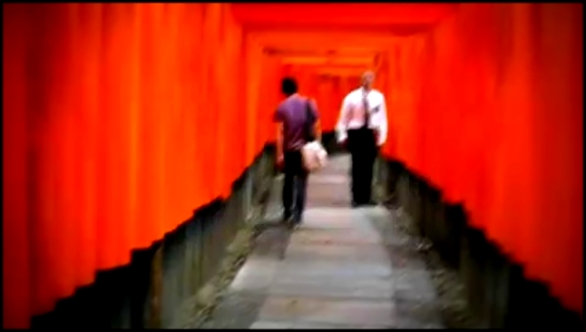 Видеоклип Знаменитый тории туннель в храме Фусими Инари 