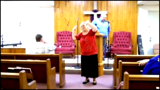 Тетка танцует в церкви  