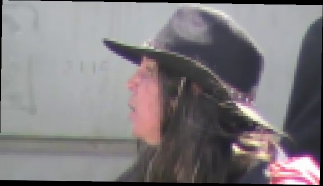 Видео прикол на улице пьяная женщина девушка в шляпе переходит дорогу в городе Орле Город Орёл 