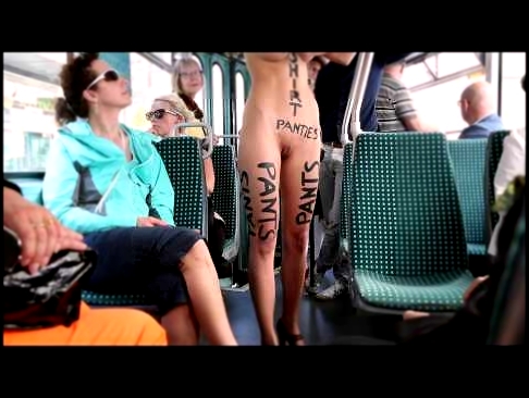 Швейцарский художник Мило Мойра голым в общественном транспорте Базеля 