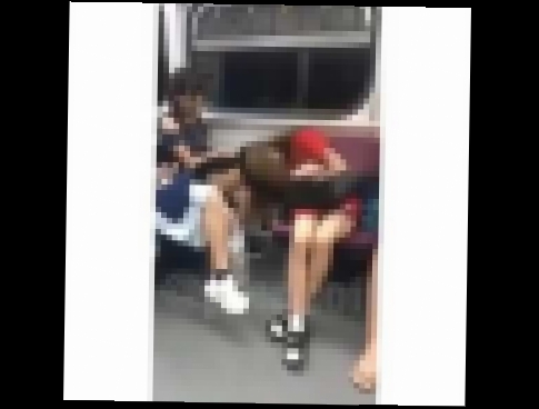 Японка заснула в метро 